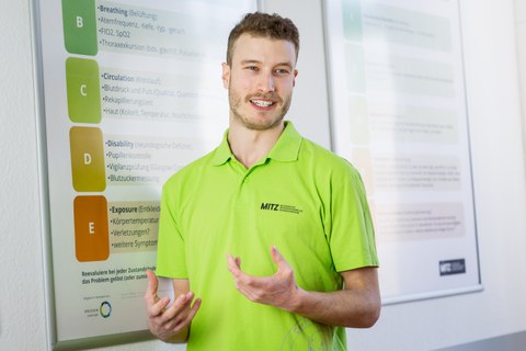 Tutor erklärt am Poster
