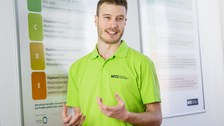 Tutor erklärt am Poster