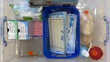 Nahtmaterial in einer Box zusammengeüackt