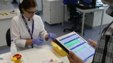 Praktische Prüfung wird geprüft und mit Tablet erfasst