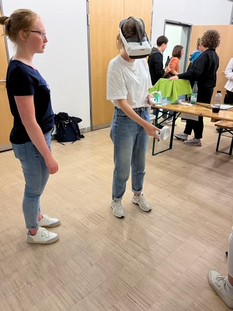 Besucher mit Virtual Reality-Brille und Tutor:in