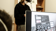 Neues Kursangebot im MITZ: Studierender trainiert mit mit VR-Brille eine Leichenschau