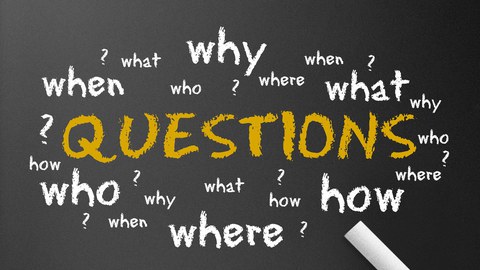 Die Darstellung zeigt eine Tafel, auf der das Wort "Questions" geschrieben steht. Drum herum stehen viele englische Fragewörter