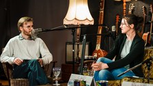 Moderator Konstantin Willkommen und Referentin Anne Röhle