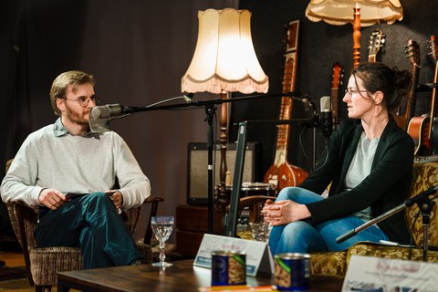 Moderator Konstantin Willkommen und Referentin Anne Röhle