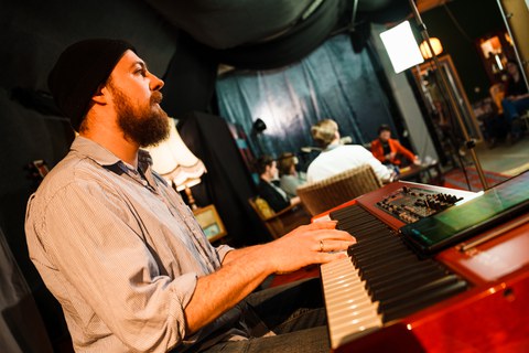 Musikalische Unterstützung durch Adam Gräbner