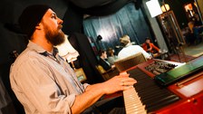 Musikalische Unterstützung durch Adam Gräbner