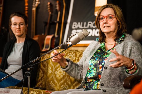 Referentin Anne Röhle und Ruth Hecker
