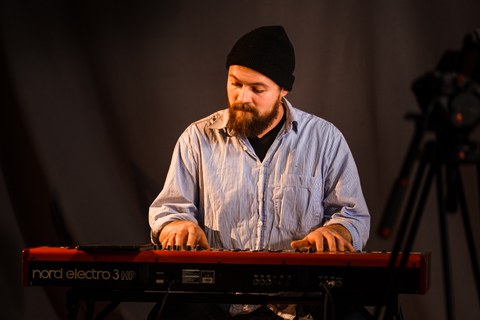Musikalische Unterstützung durch Adam Gräbner