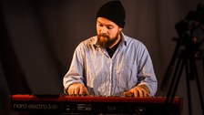 Musikalische Unterstützung durch Adam Gräbner