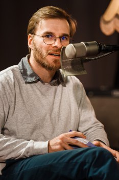 Moderator Konstantin Willkommen