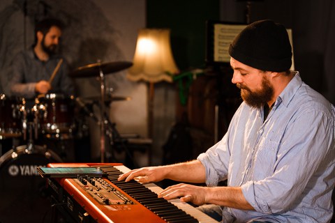 Musikalische Unterstützung durch Adam Gräbner