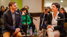Moderator Konstantin Willkommen und Referentin Katharina Langton