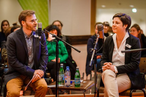 Moderator Konstantin Willkommen und Referentin Katharina Langton