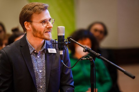 Moderator Konstantin Willkommen