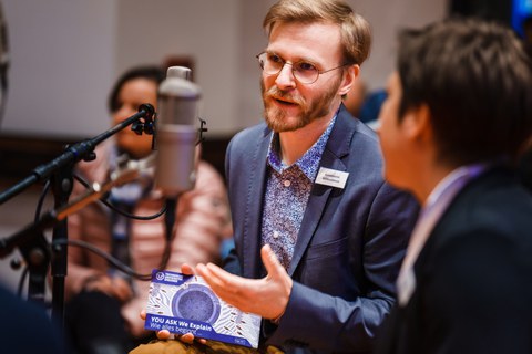 Moderator Konstantin Willkommen