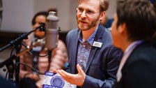 Moderator Konstantin Willkommen