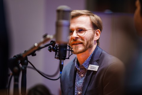 Moderator Konstantin Willkommen