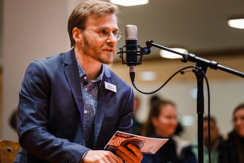 Moderator Konstantin Willkommen