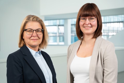 zwei Frauen frontal