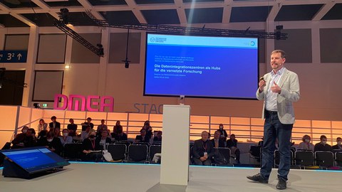 Prof. Sedlmayr beim Vortrag auf der DMEA