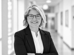 Frau frontal mit Brille