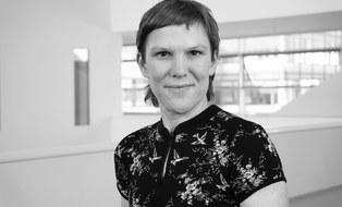 Frau Frontal mit kurzen Haaren
