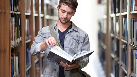 Student in Bibliothek