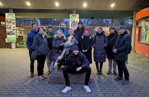 Das Foto zeigt eine Gruppe Personen vor dem Eingang des Dresdner Zoos.