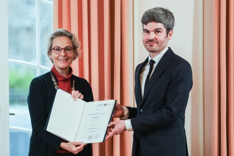 Urkundenübergabe an Prof. Ingmar Schäfer durch die Rektorin der TU Dresden Prof. Ursula Staudinger