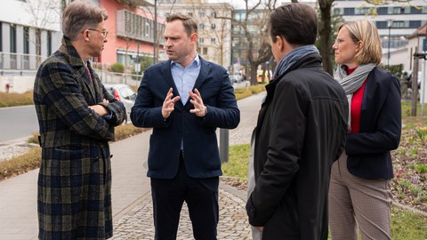 Klinikrundgang Landtagspräsident Alexander Dierks mit Medizinischem Vorstand Uwe Platzbecker, Kaufmännischem Vorstand Janko Haft und Dekanin Esther Troost