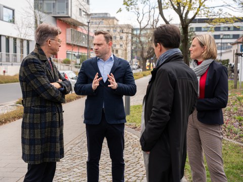 Klinikrundgang Landtagspräsident Alexander Dierks mit Medizinischem Vorstand Uwe Platzbecker, Kaufmännischem Vorstand Janko Haft und Dekanin Esther Troost