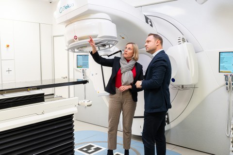 Klinikrundgang Landtagspräsident Alexander Dierks mit Dekanin Esther Troost