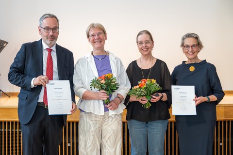 Monika Valtink erhält die Ehrennadel von TUD-Rektorin Ursula Staudinger und TUD-Kanzler Jan Gerken 