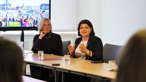 Ein Foto von Natalia Gavrilita im Gespräch.