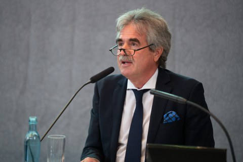 Prof. Klaus-Peter Günther steht vor einem Mikrofon.