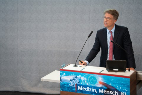 Prof. Uwe Platzbecker, Medizinischer Vorstand des UKD, hält seine Antrittsvorlesung