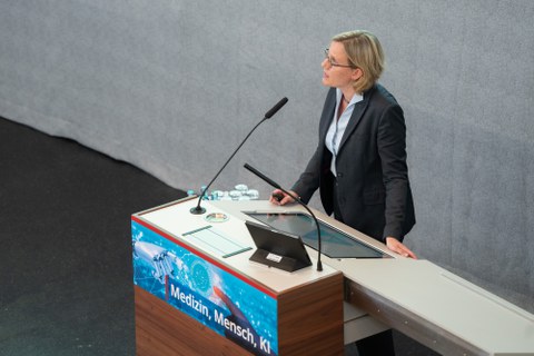 Prof. Esther Troost, Dekanin der Medizinischen Fakultät, hält ihre Antrittsvorlesung