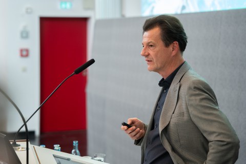 Janko Haft, Kaufmännischer Vorstand des UKD bei seinem Vortrag