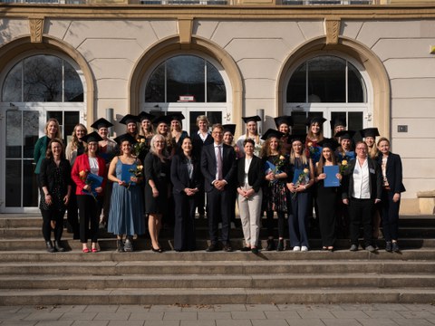 Absolventinnen der Hebammenkunde mit Studiendekanin Prof. Pauline Wimberger, Medizinischem Vorstand UKD Prof. Uwe Platzbecker und dem Team des Studiengangs beim Abschlussfoto 