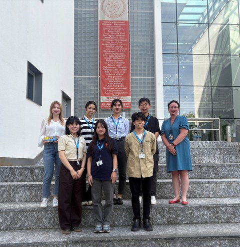 Gruppenbild der 6 japanischen Studierenden vor dem MTZ