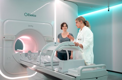 Die 40jährige Patientin Stefanie Beyer (links) im Gespräch mit Dr. Annika Lattermann, Fachärztin für Strahlentherapie, am MR-Linac. 