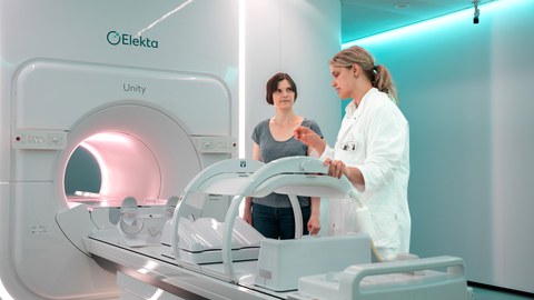 Die 40jährige Patientin Stefanie Beyer (links) im Gespräch mit Dr. Annika Lattermann, Fachärztin für Strahlentherapie, am MR-Linac. 