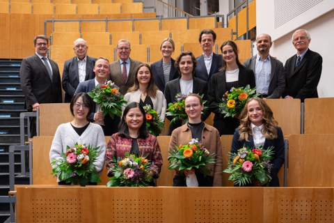 Im Vordergrund: acht Nachwuchsforschende erhalten den Carl Gustav Carus-Förderpreis. Im Hintergrund die Vertreterinnen und Vertreter der Medizinischen Fakultät, des Vorstands vom Uniklinikum und edr Stiftung Hochschulmedizin.