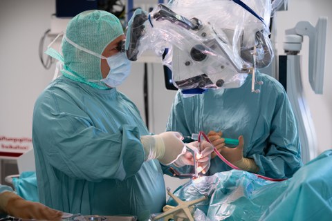 Operationssaal mit einem Chirurgen, Prof. Eyüpoglu.