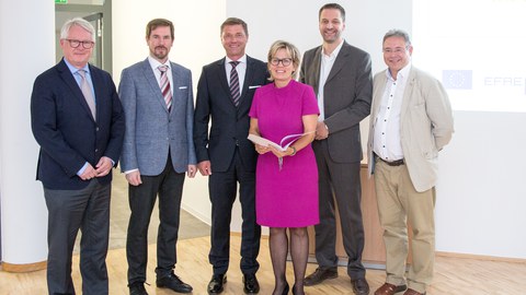 Die Förderung des Projektes unterstreicht die Schwerpunktsetzung des Sächsischen Staatsministeriums für Soziales und Verbraucherschutz (SMS) im Bereich Telemedizin, E-Health und technischer Assistenzsysteme.