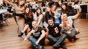 Gruppenbild von jubelnden internationalen Studierenden der Medizinischen Fakultät bei einer Konferenz.