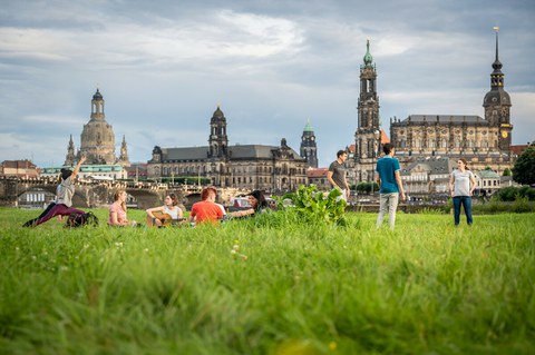  Urheber:in  Crispin Iven Mokry Nutzungsrechte  TUD-Website, TUD-Printprodukte, TUD-Social-Media-Kanäle Dateiname  N6Z_3085-1-Final.jpg Kameramodell  NIKON Z 6 01 – TU Dresden  Menschen/Studierende 02 – Stadt Dresden  Personen 03 – Bildportale  Bildung/Lehre, Business, Menschen, Technik, Wissenschaft Schlagwörter  Studierende, Elbe, Dresden, Freizeit, Freizeitgestaltung, Wiese, Altstadt, Yoga, Unterhaltung, Gespräch, Gitarre, Musik Alternativtext