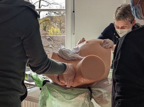 Schulung Geburt am Phantom Zentrum für Hebammenwissenschaft