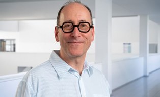 Porträtfoto von Professor May